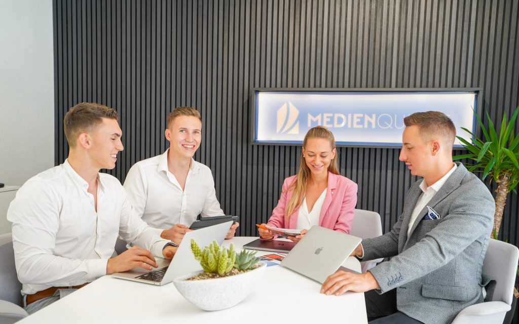 Bild des MEDIENQUELLE-Teams bei einer Sitzung im Büro